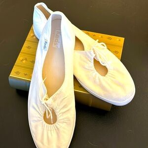 Cute keyhole style white Keds. Size 9